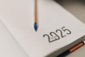 Aufgeschlagener Taschenkalender für das Jahr 2025